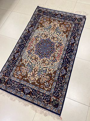 שטיח אספהן פרסי, 103X170 ס"מ. עבודת יד, צמר על כותנה עם פרחי משי. מדליון על רקע בהיר, עם 