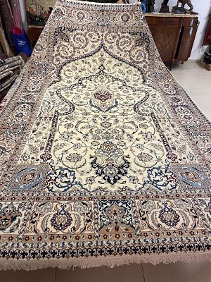 שטיח נאין פרסי בעבודת יד. 320X200 ס"מ. צמר על כותנה עם פרחי משי. דוגמת עץ החיים. חדש מייבוא.