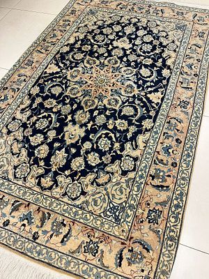 שטיח נאין שש-לה פרסי. 110X177 ס"מ. בעבודת יד, מדליון על רקע כחול. עתיק במצב מצויין לאחר ניקוי.