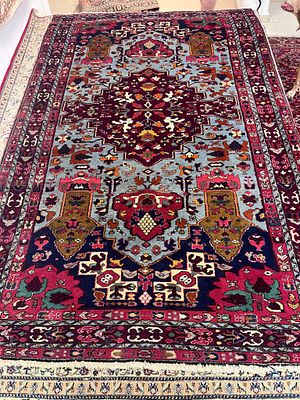 שטיח קווקזי עבודת יד. 152X240 ס"מ. מדליון על רקע תכלת. לאחר ניקוי אצל ארגמן חברה לניקוי שטיחים. 