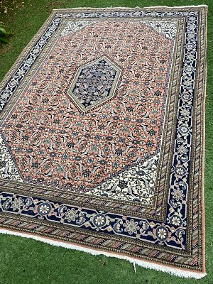 שטיח תבריז פרסי. 200X300 ס"מ. צמר על כותנה, מדליון על רקע כתום אפרסק. במצב מצויין.