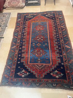 שטיח קווקזי עתיק, בעבודת יד. 260X166 ס"מ. ישן מאוד, קרוב ל-100 שנה. במצב מציין ולאחר ניקוי אומנותי.