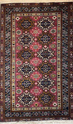 שטיח קווקזי עבודת יד. 135X240 ס"מ. יפייפה גווני ורוד, צמר על כותנה. במצב מעולה.