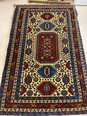 שטיח קווקזי בעבודת יד. 120X200 ס"מ. צמר על כותנה.