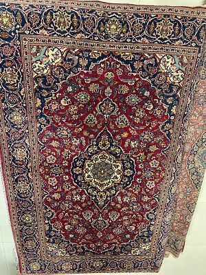 שטיח קשאן פרסי בעבודת יד. 140X200 ס"מ. מדליון על רקע אדום.