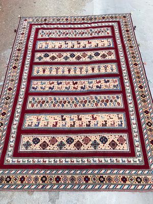 שטיח סומק קשקאי, בעבודת יד. 230X162 ס"מ. שילוב של צמר על כותנה ואריגה הפוכה. מכיל אלמנטים 