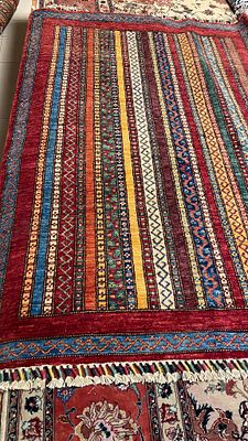 שטיח קשקולי פרסי בעבודת יד, 182X123 ס"מ. צמר על כותנה, דוגמת קשקולי פסים. חדש מייבוא.