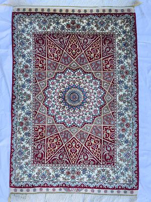 שטיח משי על משי, 61X91 ס"מ. עבודת יד, בצפיפות גבוהה. מדליון על רקע אדום. חדש מייבוא.