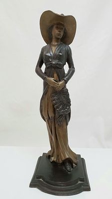 פסל ברונזה, נערה עם כובע. חתום. מתוארך שנת 1950. גובה 31 ס"מ. חתום.