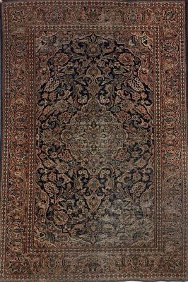 שטיח קשאן עבודת יד. 135X195 ס"מ. עתיק וינטאג'. צמר על כותנה. מדליון על רקע פרחי המלך עבאס.