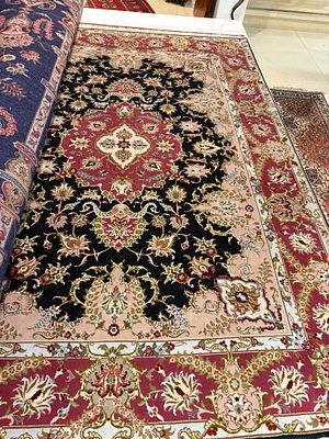 שטיח תבריז פרסי עבודת יד. 166X220 ס"מ. צמר עם פרחי משי. צפוף מאוד (50 שורות). לאחר ניקוי אצל 