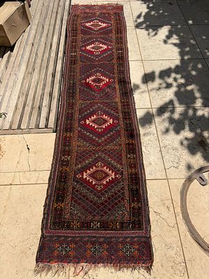 שטיח ראנר אוזבקי עבודת יד. 60X280 ס"מ. שילוב של שטיח פלומה עם קילים. חמישה מדליונים על רקע חום 