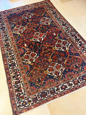 שטיח בחתיאר פרסי עבודת יד. 140X210 ס"מ. דוגמת בוסתן. צבעוני ויפה. לאחר ניקוי אצל ארגמן חברה 