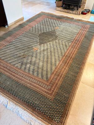 שטיח קום פרסי עבודת יד. 240X360 ס"מ. עתיק. לאחר ניקוי אצל ארגמן חברה לניקוי שטיחים. מדליון על 
