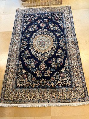 שטיח נאין פרסי עבודת יד. 150X240 ס"מ. מדליון על רקע כחול. צמר על כותנה עם פרחי משי. לאחר ניקוי 