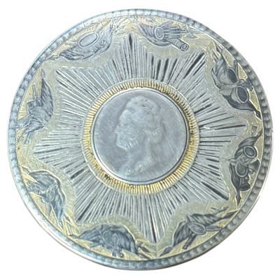 (12) Табакерка. Серебро. Позолота. 1785 г. 77 г.
Клеймо мастера А•В 1785. Диаметр 6,5 см.