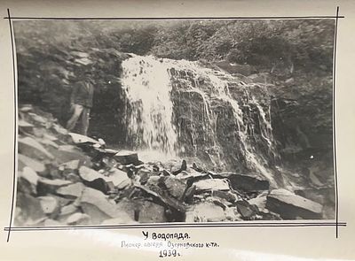 У водопада. Пионерские лагеря Озерского к-та 1939 год. Фото Голынского 1939 год 
Размер: 23 х 16 . 