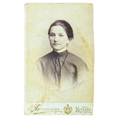 Визит-портрет женщины. Царская Россия. Кутаиси. 
Размер: 10х6 см. 
Дарственная надпись.