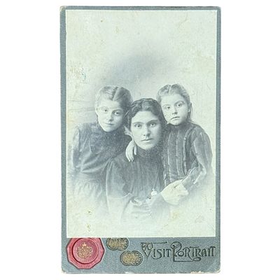 Визит-портрет семьи. Царская Россия. Кутаиси. 1911 г. 
Размер: 10х6 см.