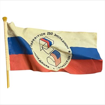Флажок "Экспедиция 250"
Размер: 27х14 см. 
Тихоокеанская экспедиция &laquo;Русская Америка-250&raquo; (1991 