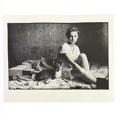 Виктор Новацкий (1929-2002) - Фотография — молодая женщина с собакой на смятой постели, волосы 