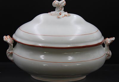 gr. ovale Deckelterrine, Meissen Schwertermarke, Koralle, 2 Schleifstriche. gr. ovale 