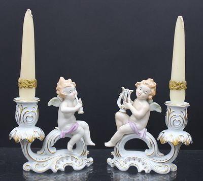 Leuchterpaar mit Putis, Kaiser, bemalt u. Goldzier, je ca. H-14cm