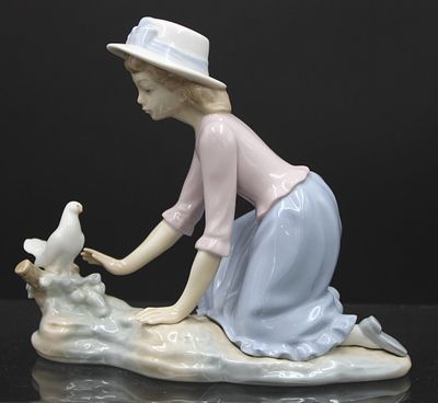 M&auml;dchen mit Taube, NAO by Lladro, Spain, H-15,8cm B-18cm