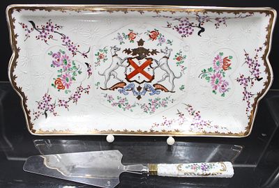 Tablett mit passendem Tortenheber (Griff geklebt), ungedeutetet Marke, Wappendekor, wohl China? 
