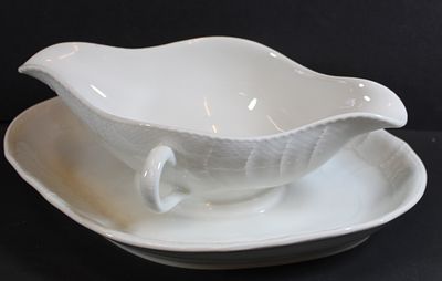 gr. Sauciere "KPM" Berlin, weiss, H-9 cm, L-27 cm