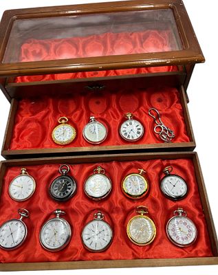 Holz-Uhrenkasten mit 3 Schubladen, 13 neuwertige Quatz Taschenuhren, div. Gr&ouml;ssen, Motive etc.