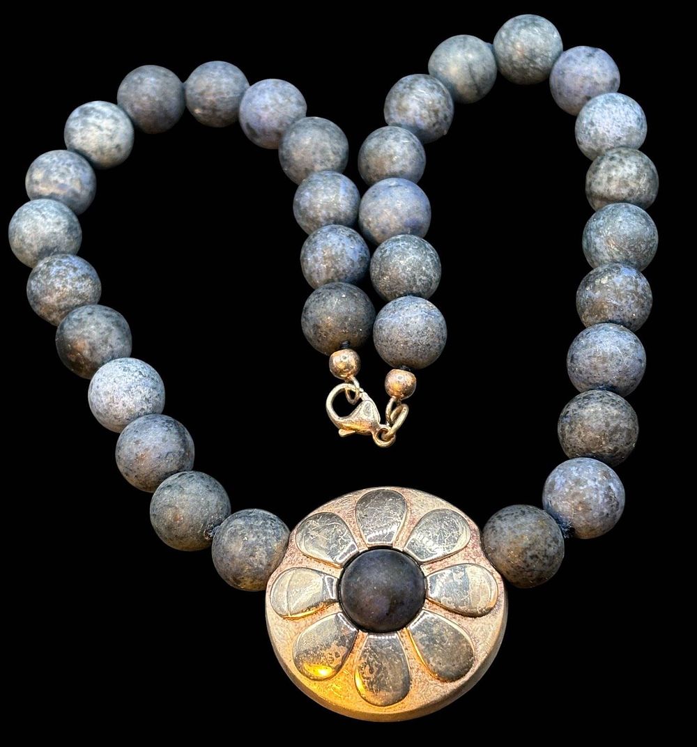 blaues Korallen-Collier mit grossen Silber-925- Mittelst&uuml;ck, Hersteller "MH" ?, L-44 cm, D-3,5 