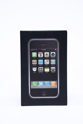 2007 1st Generation Apple iPhone 8GB with Original Box and Charger. 2007 1st Generation Apple 