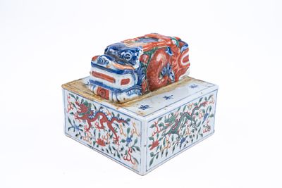 19th Century Chinese Qing Porcelain Seal. Chinese Qing porcelain seal with double dragon handle 