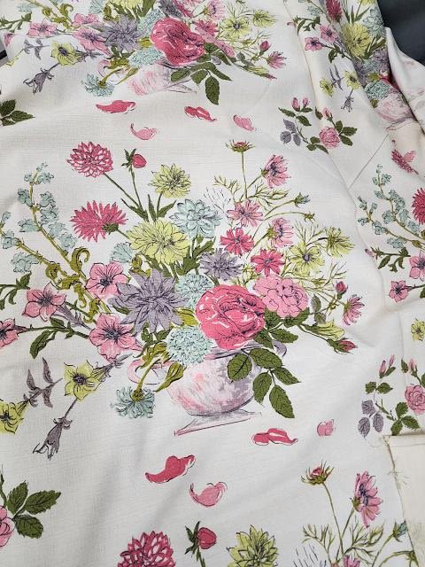 Lot 274: Vintage Barkcloth Fabric Bouquets 10 yds