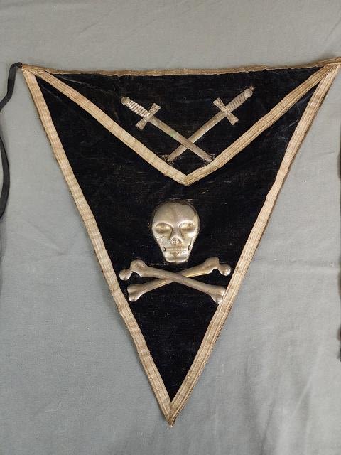 Lot 189: Antique Masonic Knights Templar Apron