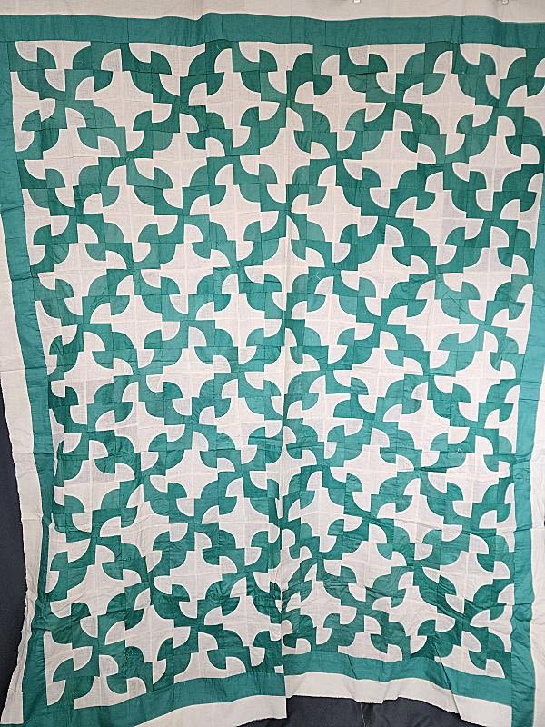 Lot 153: Vintage c1930 Drunkards Path Quilt Top