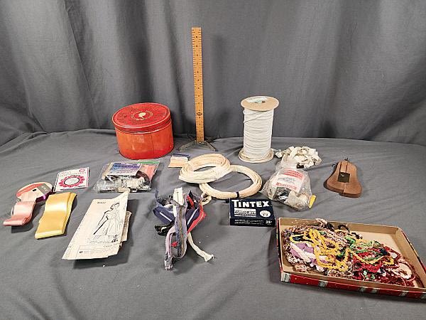 Lot 190: Group of Vintage Sewing Notions