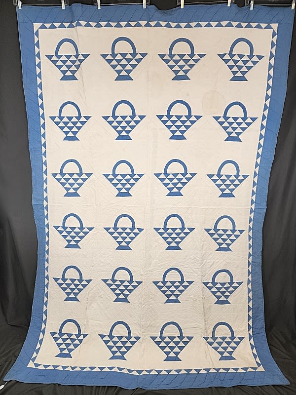 Lot 115: Vintage c1930 Blue Basket Quilt 1of2