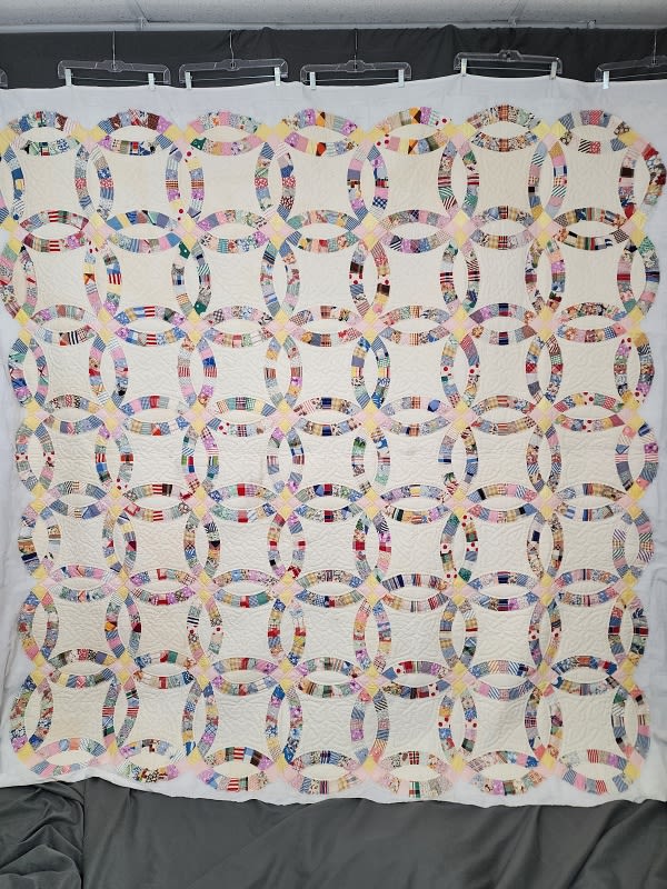 Lot 160: Vintage c1950 Double Wedding Ring Quilt - Unfinished