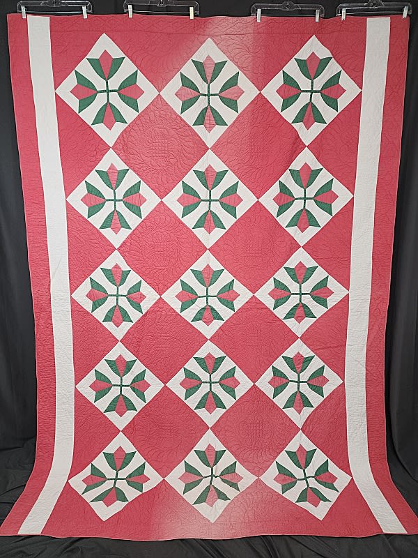 Lot 187: Vintage c1930 Tulip Quilt