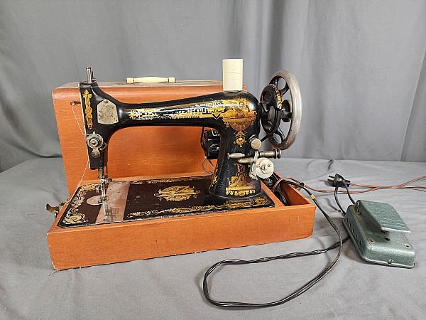 Lot 241: Antique Singer Model 27 Sewing Machine