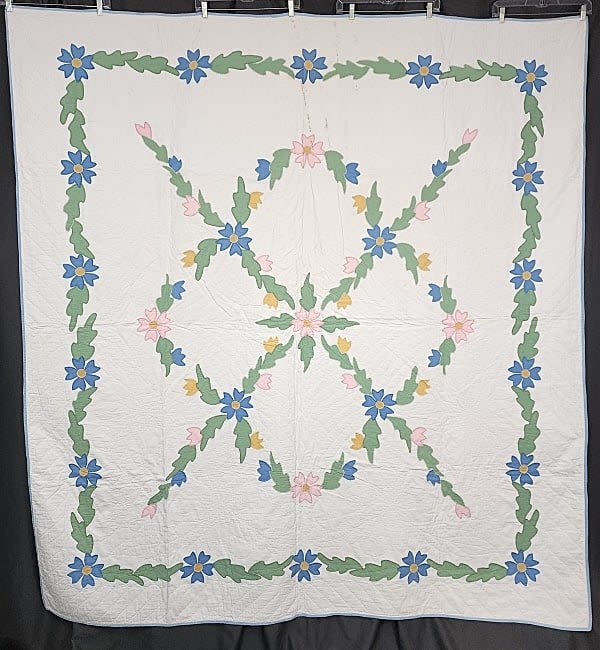 Lot 153: Vintage Garden Lattice Applique Quilt c1930