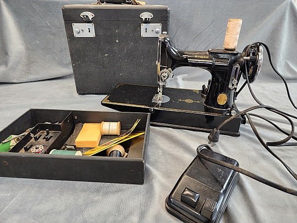 Lot 166: Vintage Singer Featherweight Sewing Machine