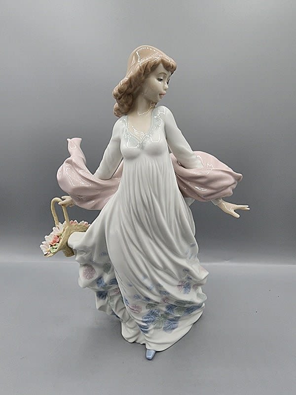 Lot 151: Lladro Spring Splendor Figurine