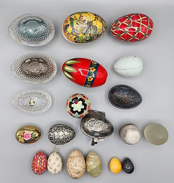 Lot 182: 20 Pieces - Vintage Eggs and Egg Boxes