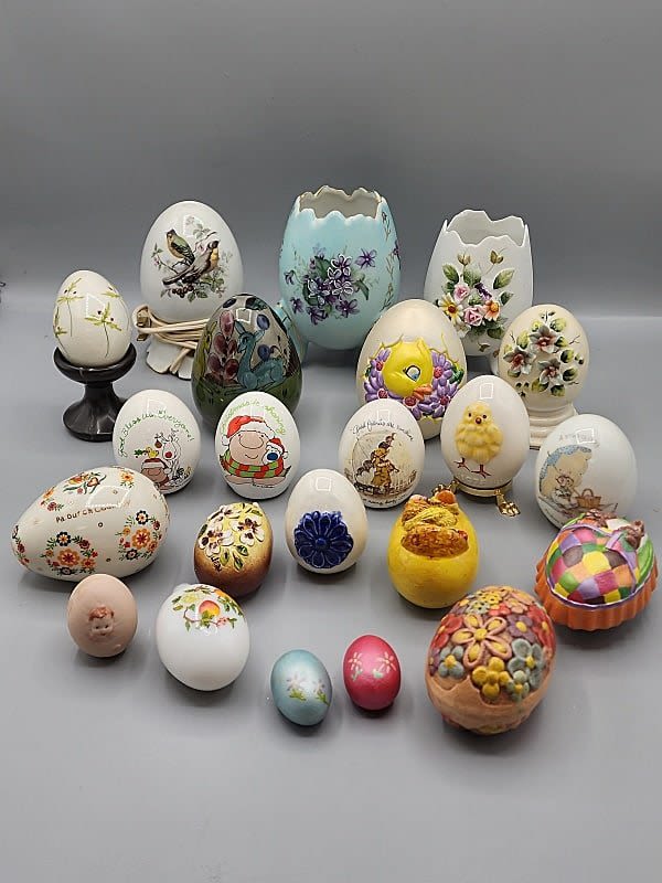Lot 184: 22 Vintage Decorative Eggs - Porcelain,