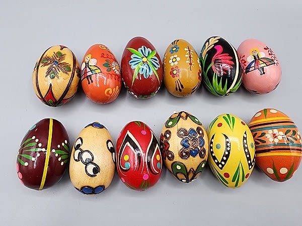 Lot 186: Dozen Vintage Wood Painted Eggs - A