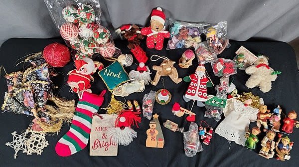 Lot 208: Group 2 of Misc Christmas Ornaments