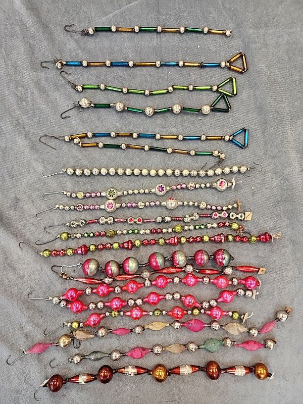 Lot 213: 20 Vintage Glass Christmas Garland